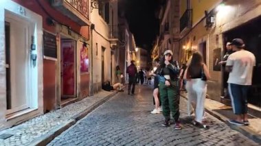 Lizbon 'da gece hayatının tadını çıkaran insanlar müzik, içki, bar ve gece enerjisiyle Bairro Alto sokaklarında