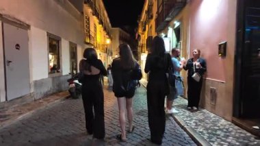 Gece yarısı Bairro Alto Lizbon 'da yürüyorum. Şehir ışıkları, gece hayatı, barlar, müzik ve akşam atmosferiyle.