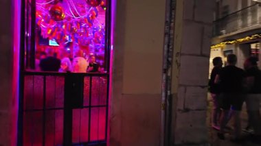 Bairro Alto Lizbon gece görüşü. Barlarda içen, dans eden ve Portekiz 'de gece hayatının tadını çıkaran insanlarla.