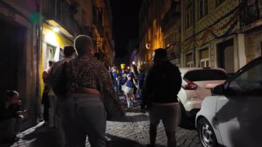 Lizbon 'daki Portekiz gece hayatı canlı müzik, yürüyüş grupları, parti sokakları ve gece hayatı eğlencesi