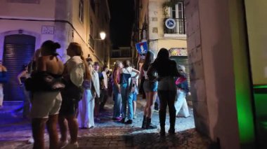 Geceleri Bairro Alto Lizbon 'un sokaklarında insanlar, alkol, barlar, eğlence ve gürültülü sokak müziği grupları
