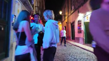 Lizbon 'daki Bairro Alto caddelerinde gece parti var. Barlar, içkiler, gece hayatı, şehir müziği ve akşam enerjisi.