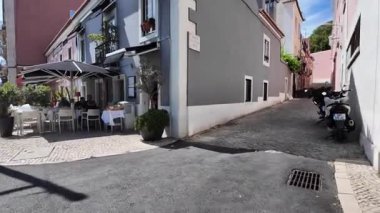 POV Belem Lisbon 'da fayanslı evler, turistler, güneşli gökyüzü ve hafta sonu yürüyüşü ile yürüme videosu