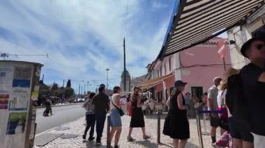 Lizbon Portekiz POV video yürüyüşü Belem 'de güneşli sokaklar, hafta sonu enerjisi ve kültürel simgelerle