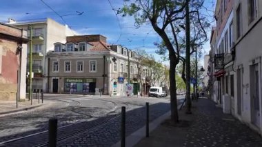 Belem Lizbon 'da turistler ve güneşli fayanslarla yürüyorum.