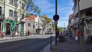Belem Lizbon turistler ve gün ışığıyla dolu renkli caddeler