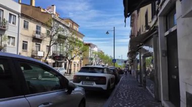 POV Lisbon Belem klasik evler, turistler ve güneşle yürüyor