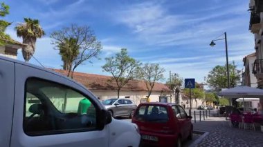 Belem Lizbon 'da güneşli sokaklar, turistler ve fayanslı evler.