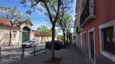 Portekiz fayansları ve güneş ışığıyla tarihi Belem Lizbon 'da turist yürüyüşü