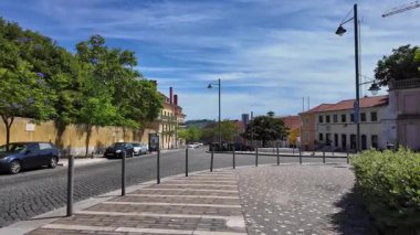 Renkli fayanslar ve turistlerle güneşli Belem Lizbon 'da hafta sonu yürüyüşü