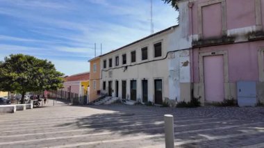 Belem Lisbon 'da turistlerin klasik mimarinin önünden geçtiği sokak sahnesi.
