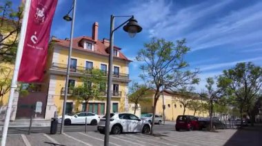 POV Lisbon Belem 'de renkli mimari, turistler ve sıcak hava ile yürüyor