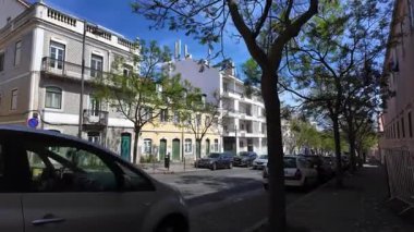 Belem Lisbon 'da güneş ışığı, mimari, hafta sonu turistleri ve yerel cazibesiyle sokak manzarası