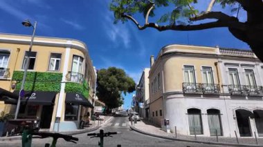 Belem Lizbon 'un kaldırım taşları, pastel binaları, mavi gökyüzü ve yürüyen insanlarla dolu turistik bölgesi.