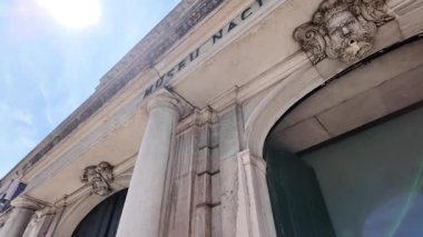 Lizbon Belem 'de güneşli sokaklar, turistler ve fayanslı Portekiz binalarıyla rahat POV yürüyüşü