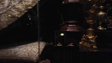 Lizbon Kraliyet Tarihi Müzesi POV antik mücevherler altın taçlar ve miras eşyaları