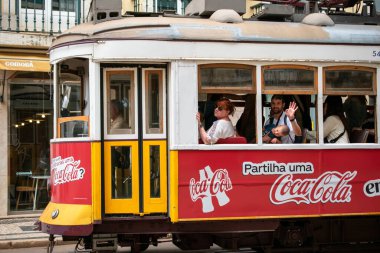 Lizbon 'da Coca-Cola Reklamlı Tarihi Tramvay