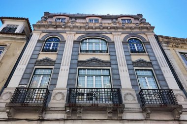 Balkon ve Pencerelerle Zarif Mimari Cephe