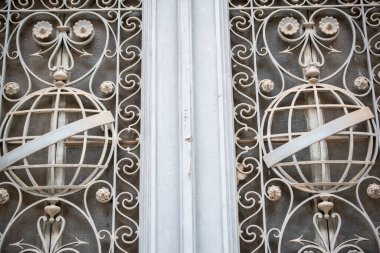 Metal Geçidi Küre Motifi ile SüsleName