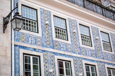 Azulejo Döşemeleri ve Balkonuyla Tarihi Binalar Cephesi