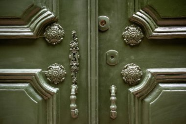 Süslü donanımlı Antik Yeşil Kapıya yakın çekim