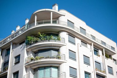 Açık Mavi Gök Altında Balkonlu Zarif Apartman