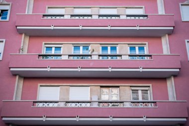 Balkon ve Pencereli Pembe Daire