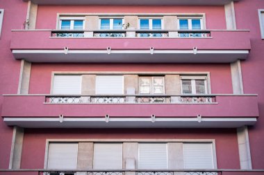 Balkonlu ve pencereli apartman cephesi