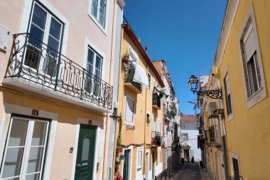 Parlak Mavi Gökyüzü Altındaki Renkli Binalarla Büyüleyici Avrupa Geçidi