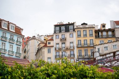 Lizbon, Portekiz 'deki yeşil yapraklı renkli binalar.