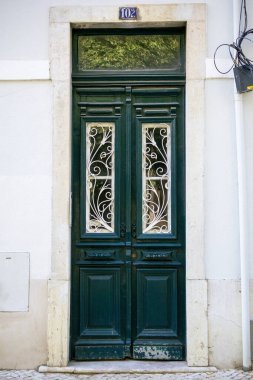 Tarihi Bina 'da Dekoratif Pencereli Zarif Teal Door