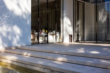 Cam Yüzlü ve Su Özellikli Modern Mimari