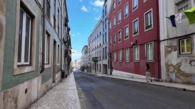 Lizbon yaz pov turisti Portekiz 'in eski caddelerinde yürüyor