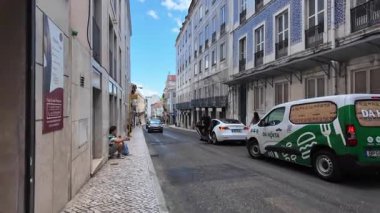 Lizbon şehir merkezi pov yaz yürüyüşü renkli video mimarisi eski sokaklar Portekiz