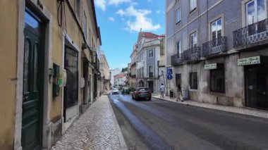 Lizbon 'da yaz sokak pov' u tarihi binaların ve canlı duvarların önünden geçiyor