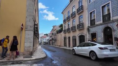 Lizbon sokaklarında yürü Portekiz eski kasaba yaz gezileri parlak binalar