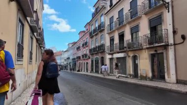 Güneşli Lizbon yürüyüşü Portekiz sokak manzaralı eski merkez canlı mimari seyahat