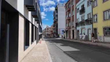 Lizbon 'da turist yürüyüşü. Portekiz tarihi mahallesi. Yaz günü renkli evler.