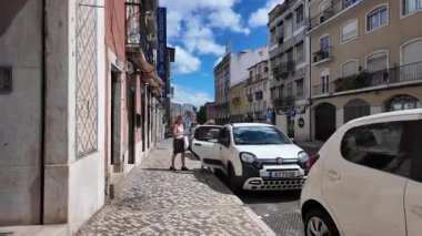 Lizbon 'da eski caddelerde yürümek yaz aylarında Portekiz mimarisi aydınlık gün turizmi