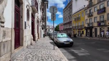 Lizbon Portekiz pov yaz yürüyüşü kaldırım taşları caddeleri canlı binalar şehir seyahati