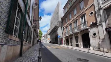 Güneşli cadde yürüyüşü Lizbon Portekiz yaz günü renkli eski binalar