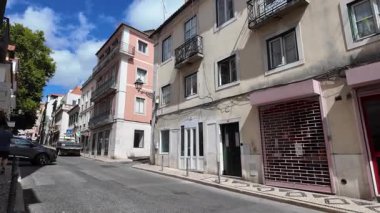 Lizbon şehir manzaralı yürüyüş pov güneşli gün Portekiz tarihi canlı caddeler