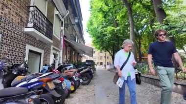 Lizbon 'da yaz şehri yürüyüşü Portekiz pov renkli tarihi sokak manzarası