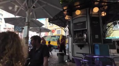 Lizbon yaz yürüyüşü sokağı Portekiz renkli evleri eski Avrupa kasabası