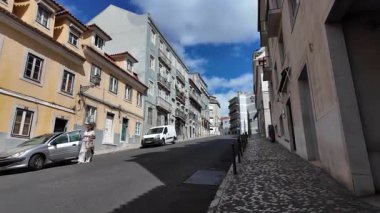 Lizbon sokak pov yaz yürüyüşü Portekiz eski kasaba tarihi renkli cepheler