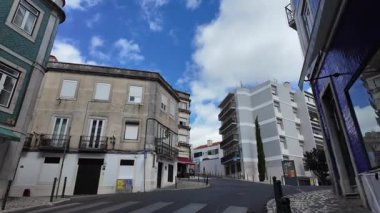 Lizbon pov Portekiz 'de güneşli yaz yürüyüşü tarihi sokaklar renk mimarisi