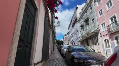 Lizbon 'un güneşli, Portekiz' in yaz gezisi mimarisinde yürüyüş.