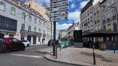 Portekiz 'in güneşli yaz gününde tarihi Lizbon caddesinde yürüyoruz.