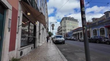Portekiz 'in güneşli, Lizbon şehrinin tarihi, renkli evlerinde pov yürüyüşü