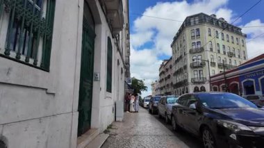 Lizbon 'da yürüyen Portekiz pov yaz sokak gezileri renkli cepheler